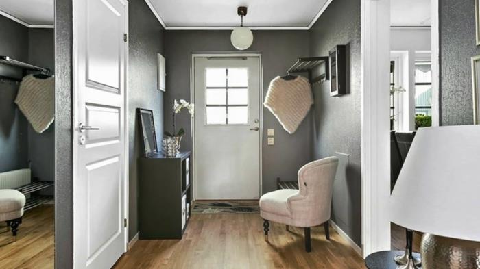شقة أو ديكور مدخل المنزل ، أرضية خشبية ، كرسي أبيض ، وحدة تحكم سوداء ، مرآة حائط كبيرة