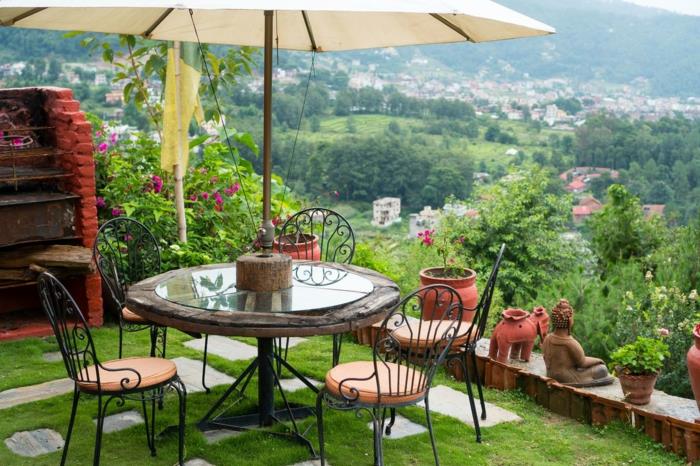 طاولة وكراسي حديدية مطلية باللون الأسود مستديرة ، إطلالة على الجبل ، ديكور شرفة حديقة ، ترتيب تراس صغير رائع