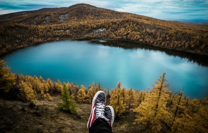 landskap tapeter, paradisöar, fredlig blå sjö, paradismål, skog med träd med bruna och gula löv, höstsäsong