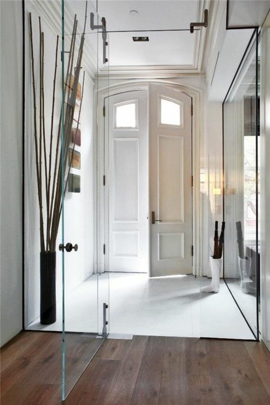 pekny-vchodovy-dverovy-design-zilten-dvere-v-dreve-farba-biela-pekny-vchod-retro-elegantny-vchodovy-dverovy-design