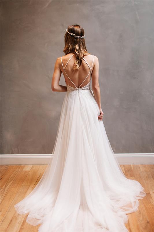 rustik bröllopsklänning, brud med en lång flytande kjolklänning, korsade snören bak