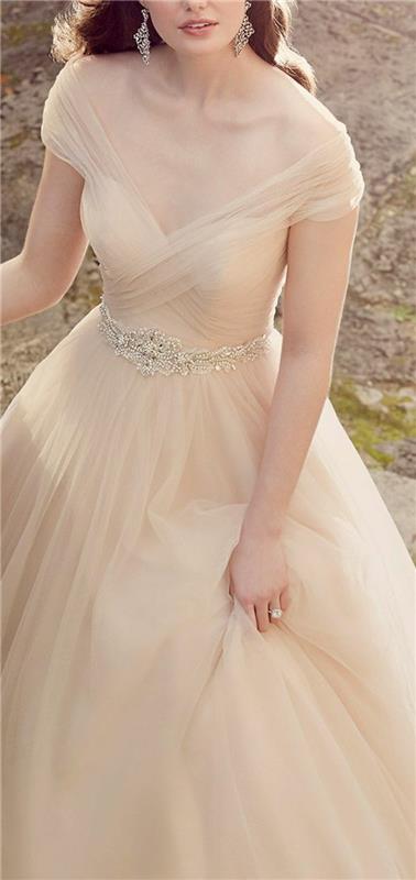 celkom jednoduché a elegantné svadobné šaty v siluete nádherné šaty