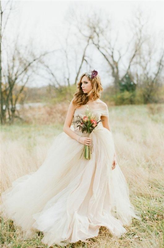 celkom jednoduché a elegantné svadobné šaty s krásnou siluetou