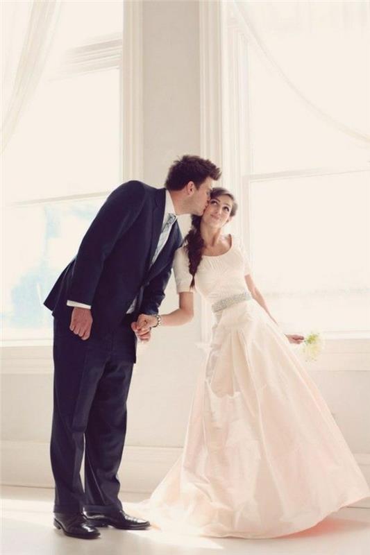 celkom jednoduché a elegantné svadobné šaty s roztomilým siluetou páru