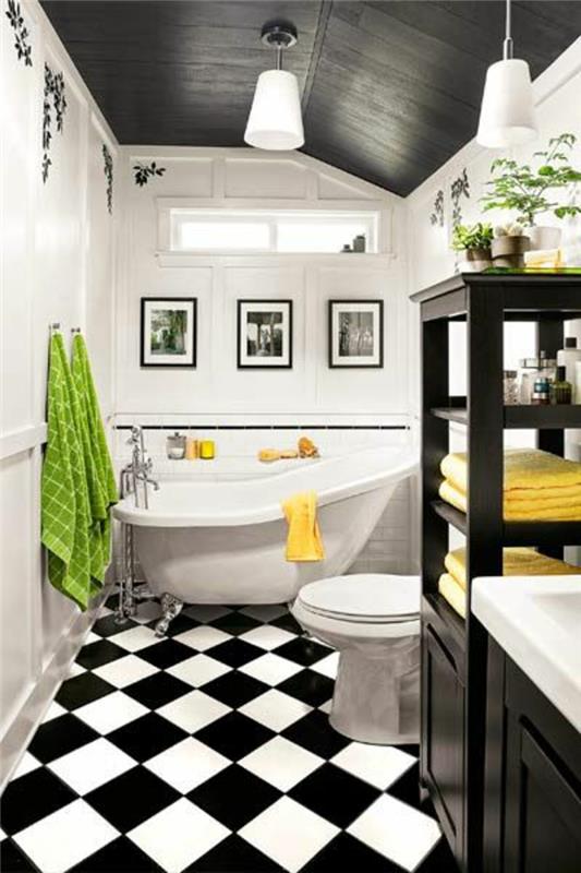 pekná kúpeľňa s čierno-bielymi dlaždicami-pod šikmým stropom-v-drevených podlahách