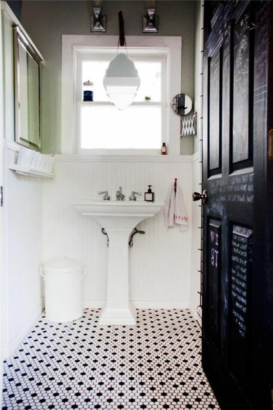 pekná kúpeľňa s čierno-bielou mozaikou-podlaha-čierne-drevené-dvere-a-okno