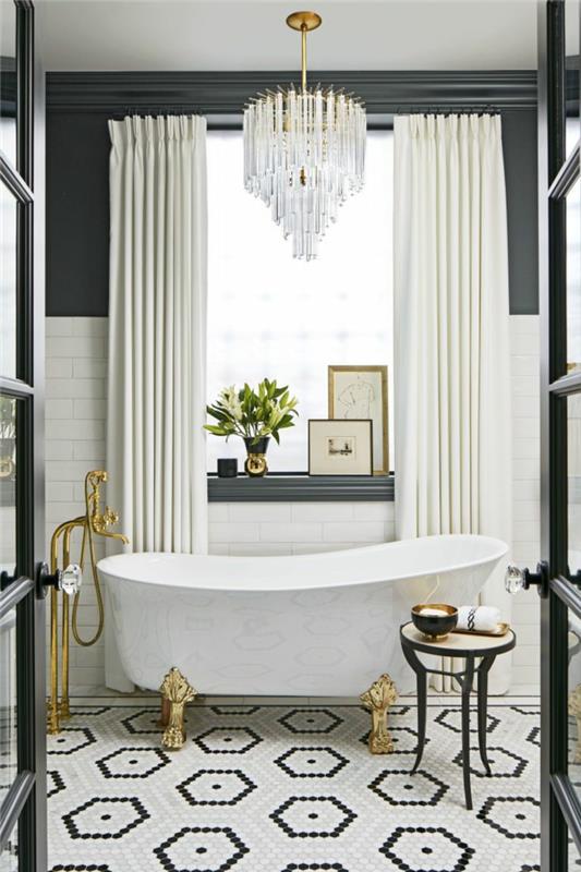 čiernobiela kúpeľňa, veľké kryštálové stropné svetlo, statívová stolička, zlatý faucet, ťažké biele záclony, zlaté kovové detaily