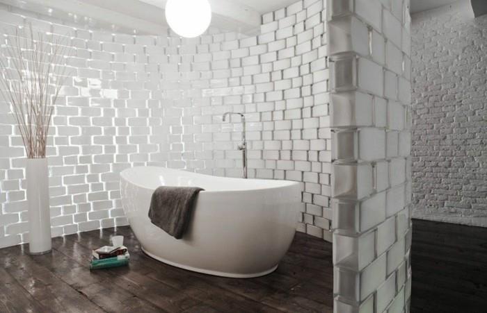 pekná kúpeľňa-v-bielom-sklenená-tehla-zmenená
