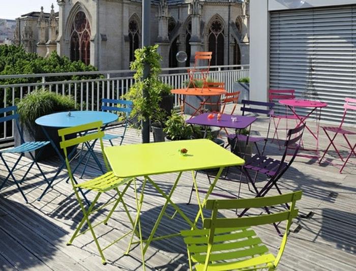 snyggt fällbara bord-för-terrasserna-med-vacker-utsikt-magnifikt-färgat-järn-bord