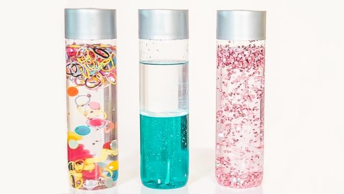 hur man gör en enkel lampa lavaeffektflaska, DIY pedagogisk montessori -leksak att göra själv, flaska fylld med vatten och glitter