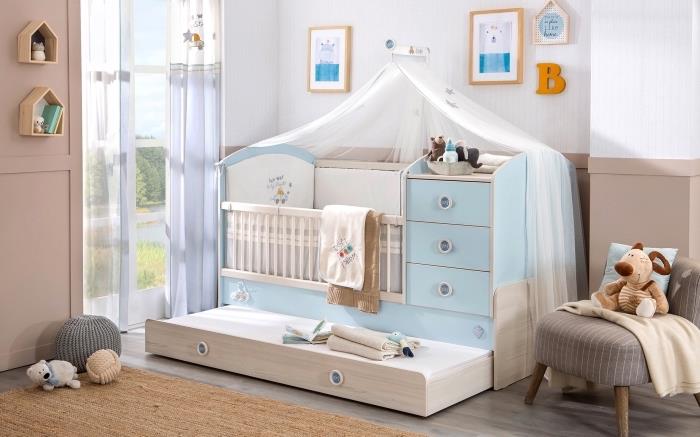 moderný dekor s bielymi a béžovými stenami, izbový nábytok pre novorodencov s bielou a pastelovo modrou posteľou
