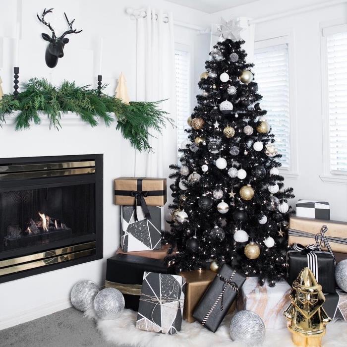 modern inredning i ett vitt och svart vardagsrum, elegant trendig julgransdekoration med metalliska och matta accenter