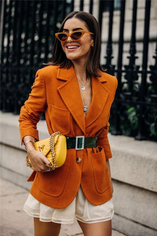 crossbody -väska för kvinnor, orange mockajacka, solglasögon med orange ram, vit minikjol