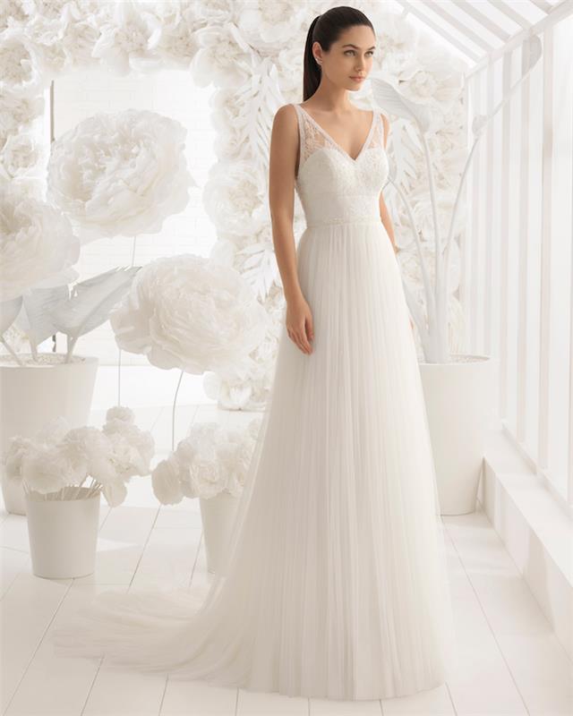 príklad empírového strihu svadobných šiat s bielou sukňou a bielym výstrihom s priehľadnými ramienkami