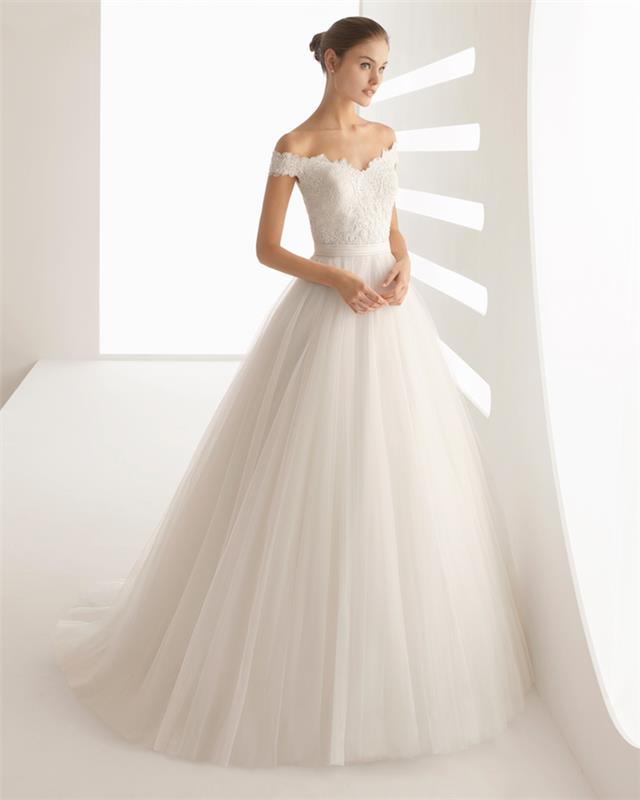 princezné svadobné šaty s tylovou sukňou a bielou nástrahou bez ramienok s kvetinovým vzorom a visiacimi ramienkami
