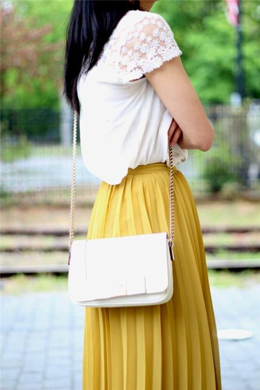 lång kjol-gul-veckad-kjol-kvinna-handväska-små-beige-läder-moderna-kläder