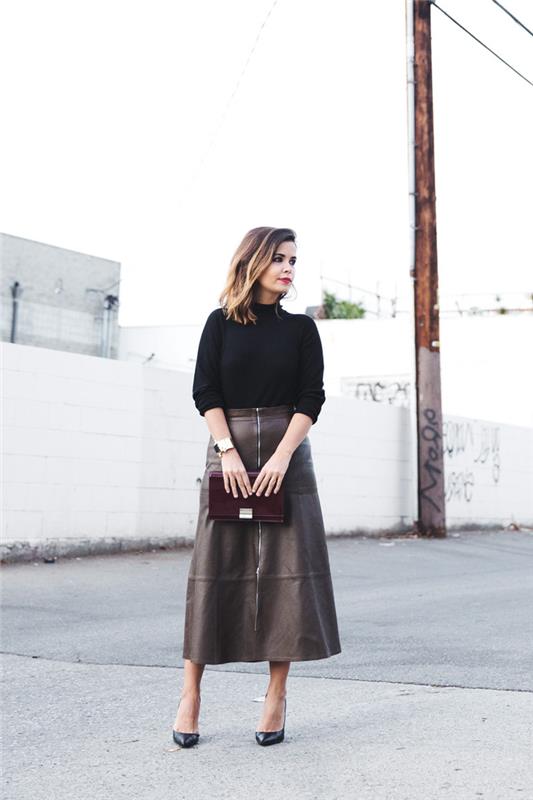 stredne dlhá kožená sukňa vpredu na zips v khaki farbe spojená s elegantným svetrom v čiernej farbe a bordovou kabelkou