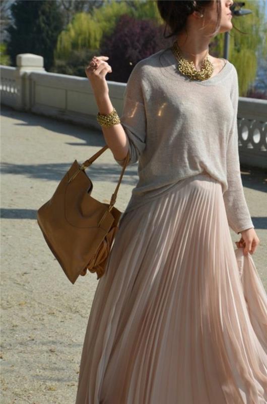 blekrosa-veckad kjol-kvinna-beige-blus-brun-läder-handväska-blekrosa-klänning