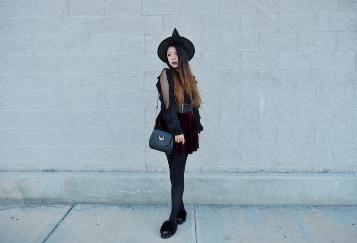 hur man klär halloween fest, häxatjej halloween kostym, vinröd kjol, svart skjorta, spetsig häxhatt