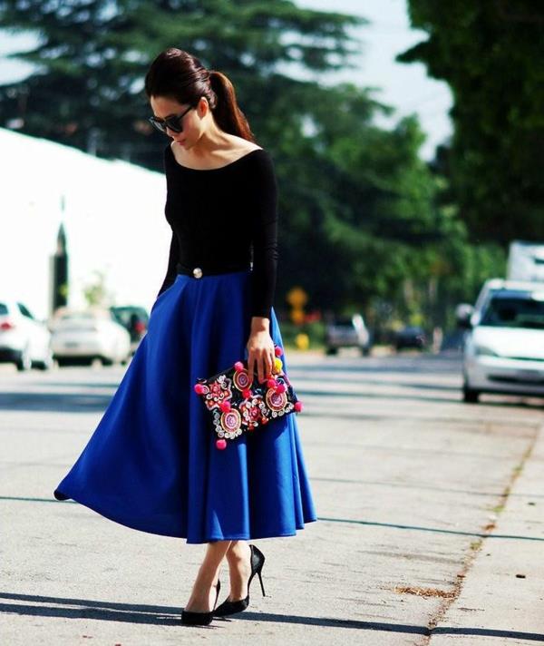 modro-rozšírená sukňa a čierna blúzka