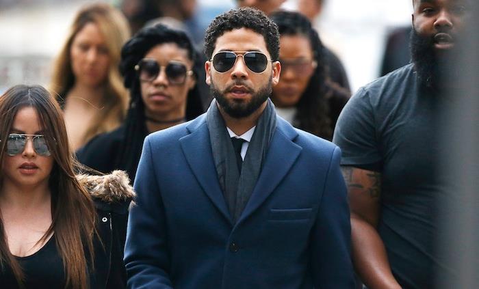 foto av Jussie Smollett som kommer till domstolen för sin förhandling den 14 mars i fallet med falskt vittnesbörd om falskt rasistiskt övergrepp