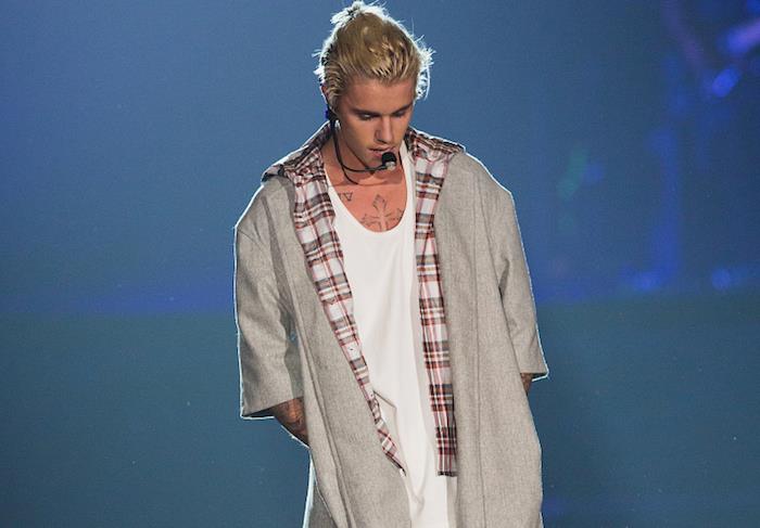 fotografia Justina Biebera, ktorý predvádza naživo, na ilustráciu depresie odhalenej vo Vogue a liečbe