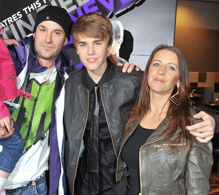 odhalila fotografiu Justina a jeho rodičov Pattie Mallette, keď bol mladý, o článku o jeho depresii