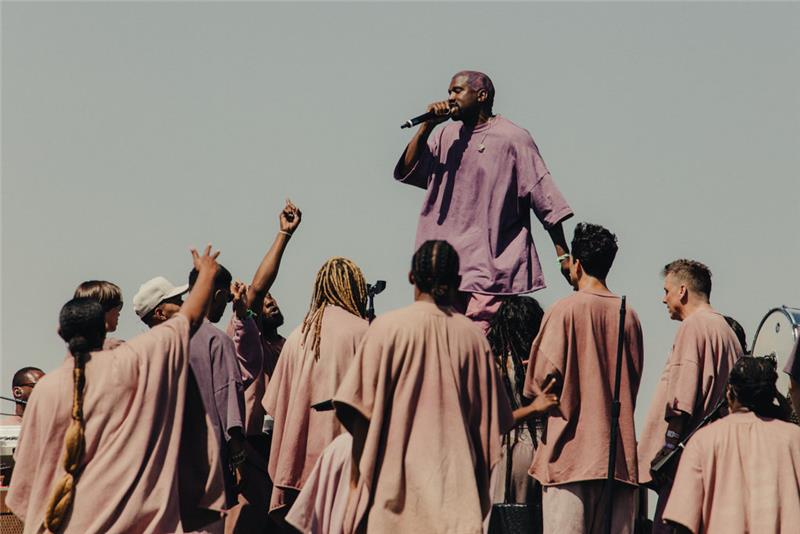 Kanye West presenterade nytt spår Water under sin massformade liveframträdande på Coachella