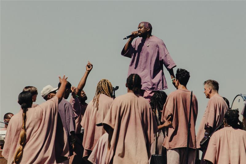 Kanye West predstavil novú skladbu Water počas svojho masového živého vystúpenia v Coachelle