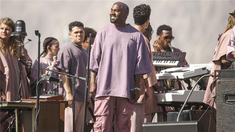 foto av Kanye Wests Coachella -konsert framförd som påskmässa