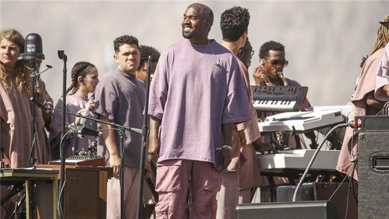 fotografia koncertu Kanyeho Westa Coachella vykonaného ako veľkonočná nedeľná omša