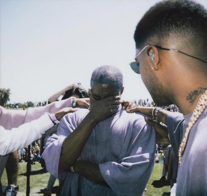 Kanye West säljer religiöst inspirerad merchandising under sitt Coachella-liv