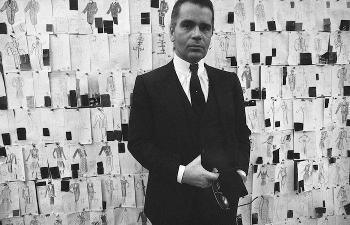 Fotografia Karla Lagerfelda pred jeho kresbami a skicami v dielňach Chanel v 80. rokoch