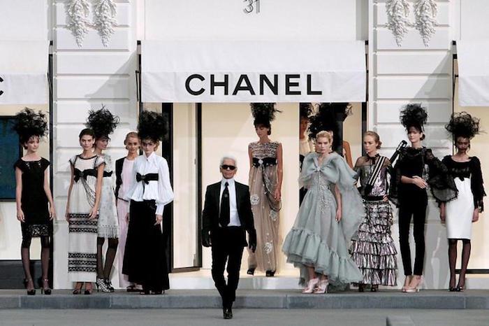 Karl Lagerfeld počas módnej prehliadky módneho domu Chanel, ktorého bol umeleckým riaditeľom, zomrel na rakovinu pankreasu