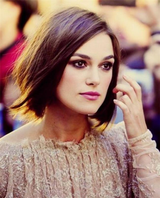 zblízka keira knightley, rovné tmavohnedé vlasy po bradu, ružový rúž a tmavé líčenie očí
