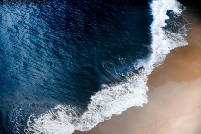 drömlandskap, paradisiskt landskap, landskapstapeter, blått vatten med vita vågor, fin sand, lätt bris