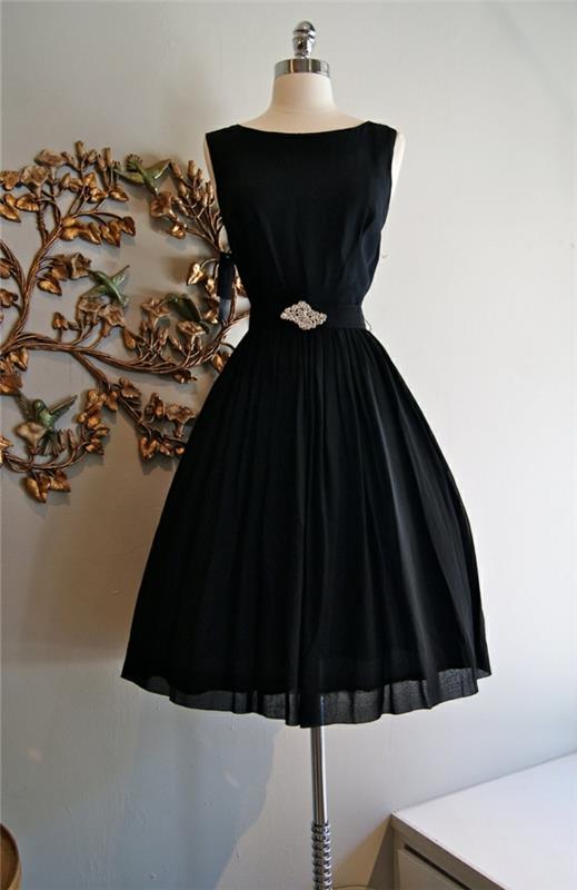 الفستان الأسود الأنيق