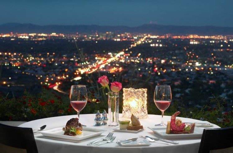 la-belle-foto-champagne-luxe-glas-champagne-bröllop-romantisk-vacker-terrass