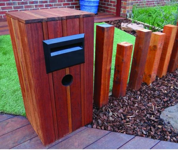 poštová schránka-pergola v dreve pre minimalistický dizajn