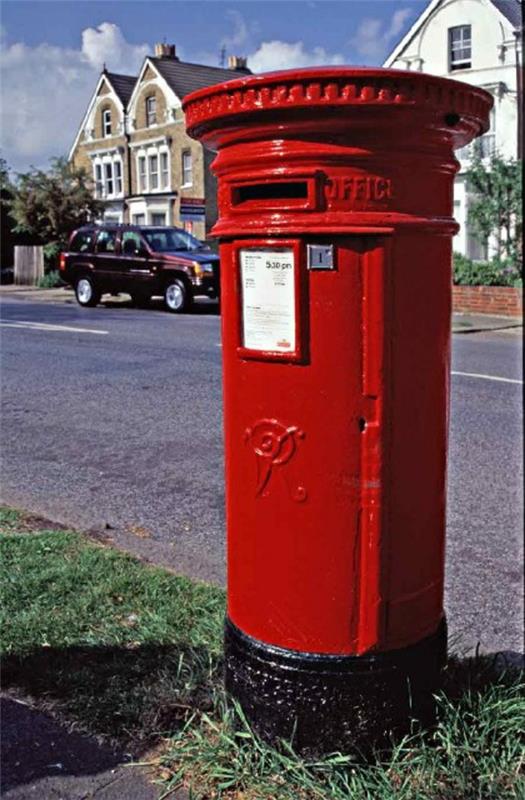 poštová schránka-veľké-a-červené-v Londýne