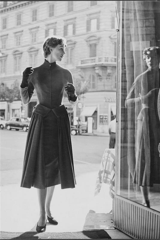 امرأة تنظر إلى صورتها في انعكاس لأمسية verrine و guinguette أقيمت في الخمسينيات من القرن الماضي ، لتسليط الضوء على جمال المرأة
