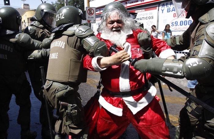 the-foir-excavation-disguise-santa-christmas-arrte-police-mexico