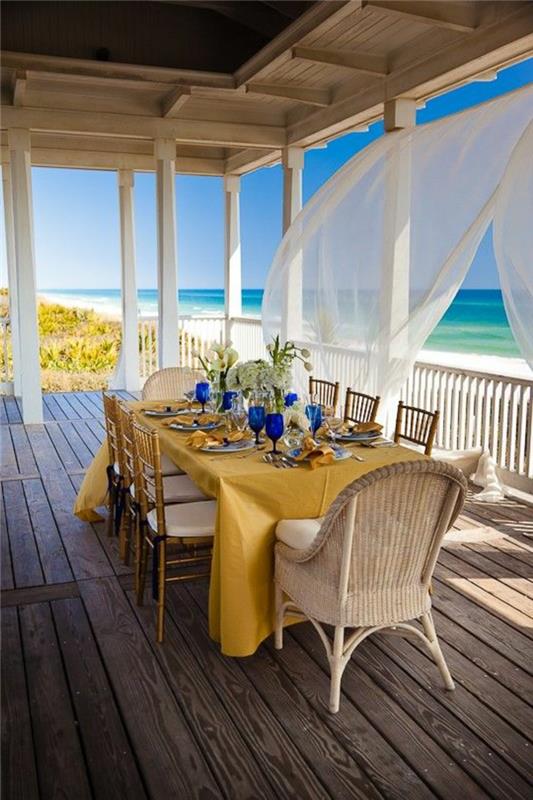 den-vackraste-veranda-med-bambu-möbler-en-vacker-utsikt-mot-stranden-rotting-möbler-design