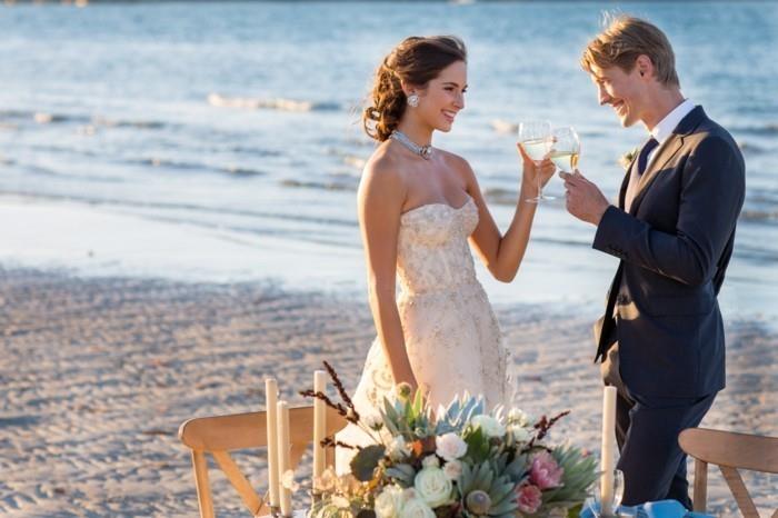 bröllopet-foto-pose-lyx-champagne-glas-romantiskt-bröllop-vid-havet-lux
