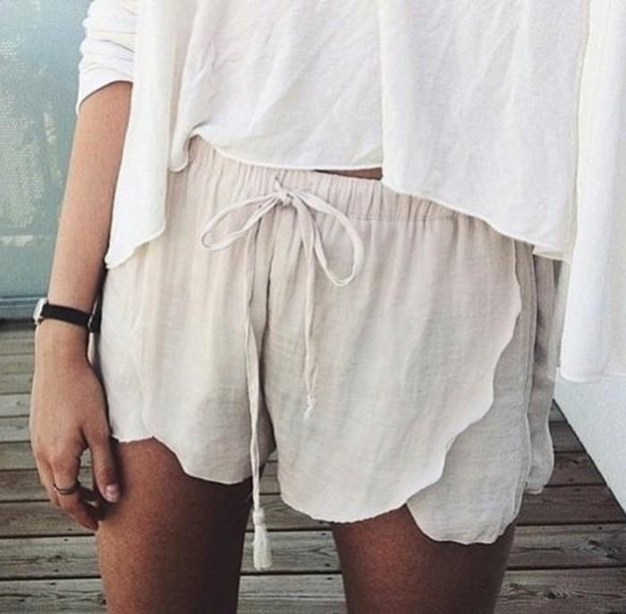 šaty-šortky-žena-ootd-nápad-chladný-biely-outfit