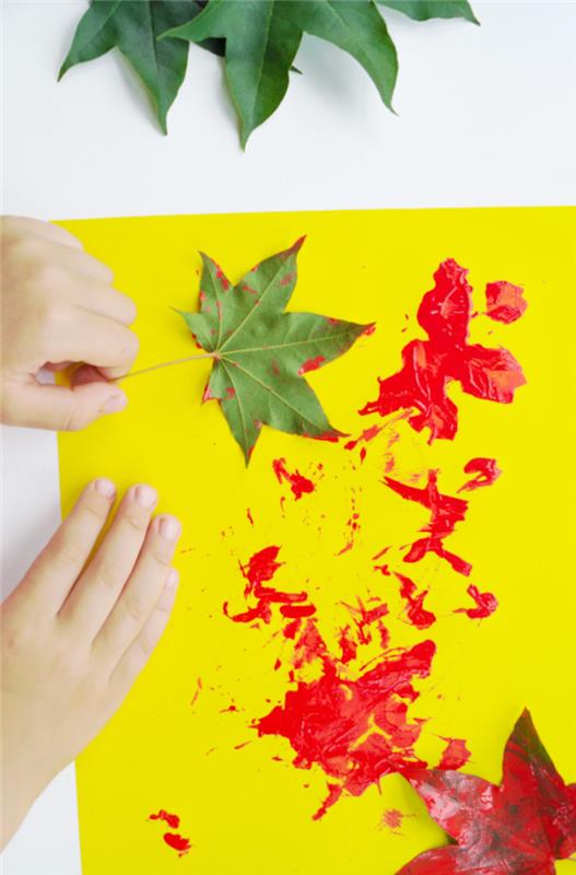 lämna färgglada avtryck av döda löv på en bit gult papper målning aktivitet för 2 3 åringar