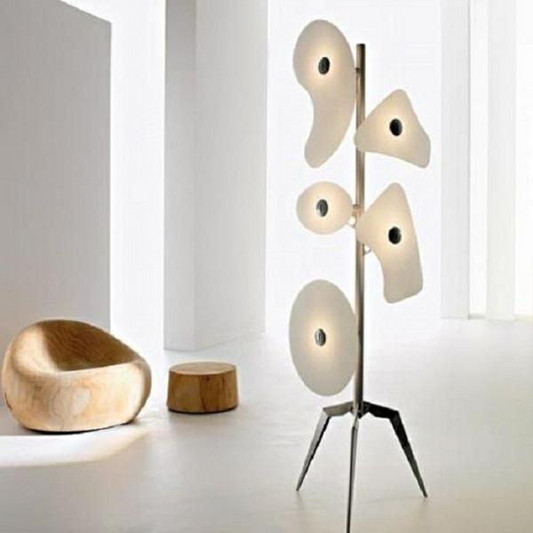 moderná stojanová lampa