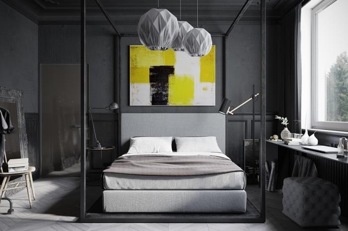 snygg modell för vuxen sovrum med mörkgrå väggmålning möblerad med stor svart järnsängram