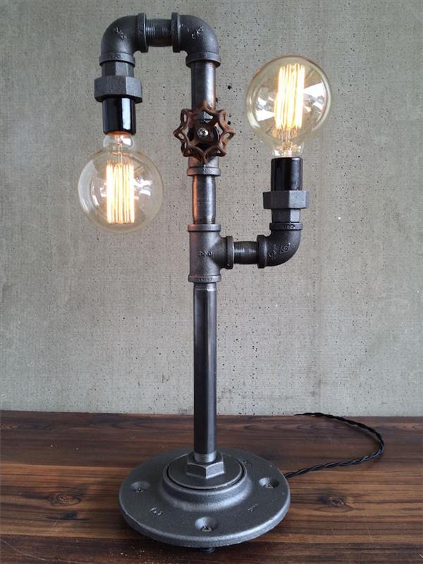 priemyselná stolová lampa na nočný stolík v priemyselnom štýle