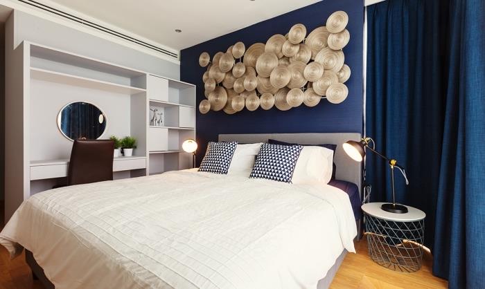 nápad, ako mať v spálni 2 farby, moderný dizajn spálne s bielymi stenami a polnočnou modrou stenou